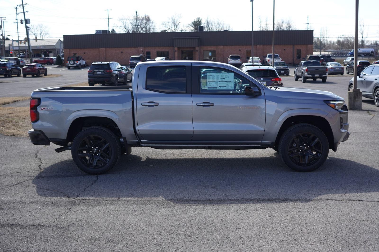 2025 Chevrolet Colorado Z71 photo 2
