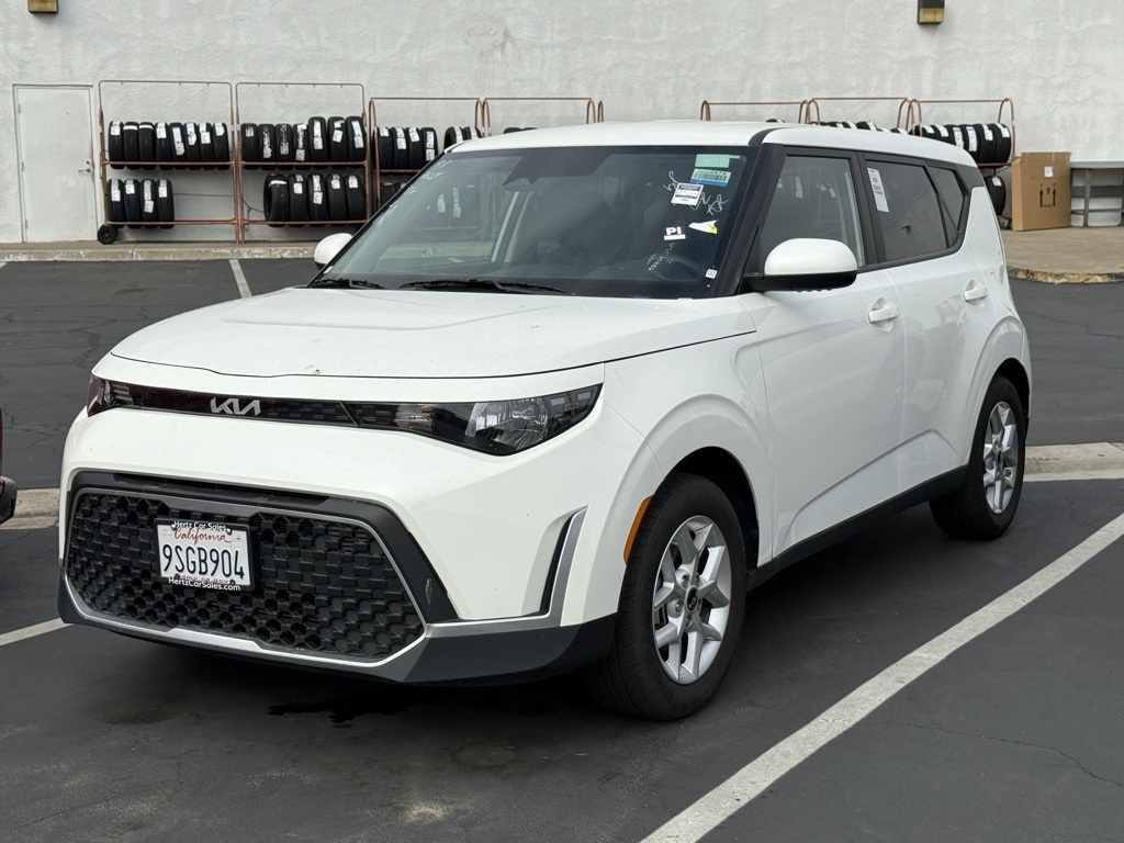 2024 Kia Soul LX photo 2