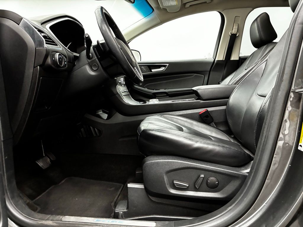 2020 Ford Edge Titanium photo 18