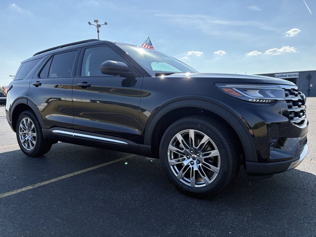 2025 Ford Explorer photo 2