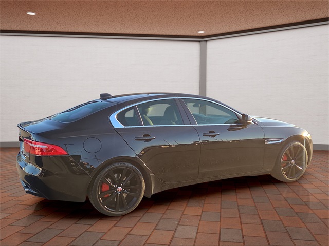 2017 Jaguar XE Prestige photo 3