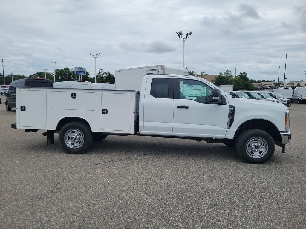 2025 Ford F-350 Super Duty Chassis Cab XL's photo