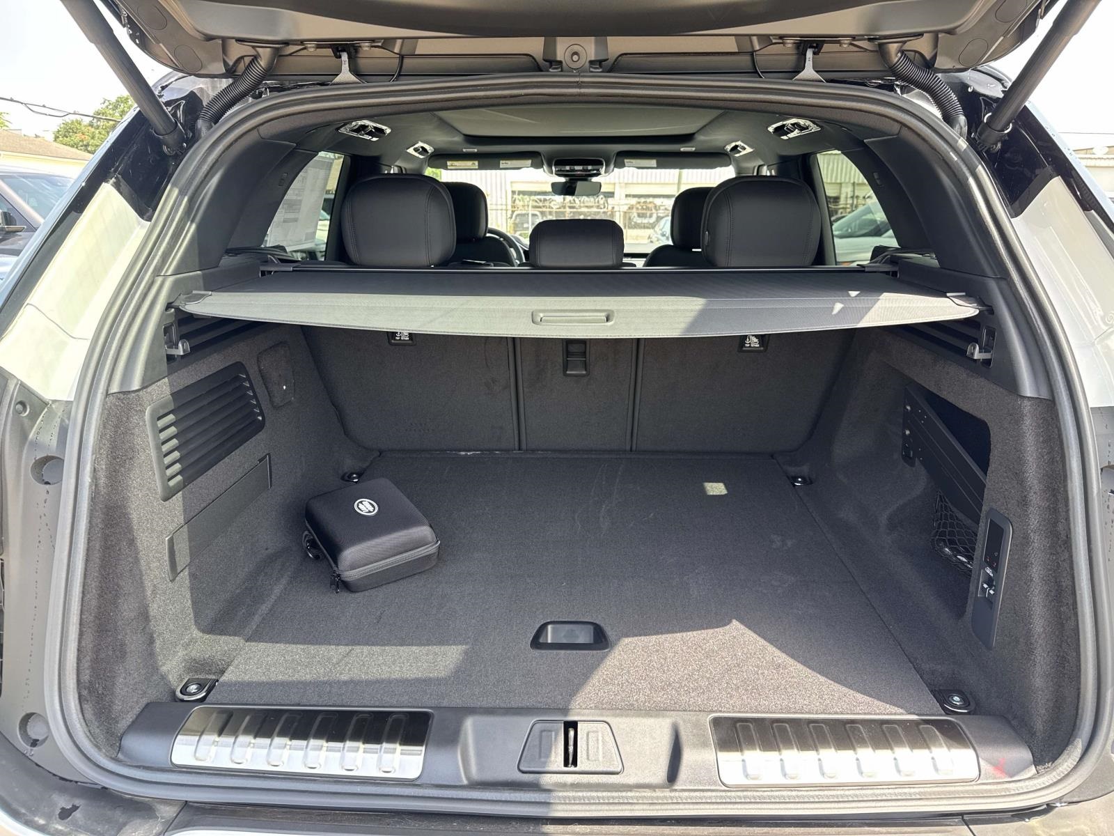 2025 Land Rover Range Rover Sport SE photo 4