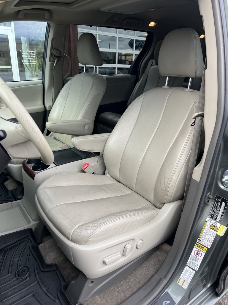2014 Toyota Sienna photo 11