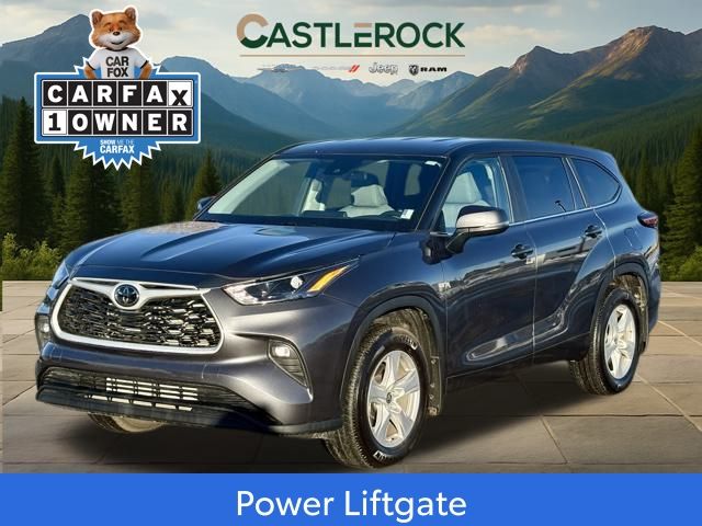 2024 Toyota Highlander LE's photo