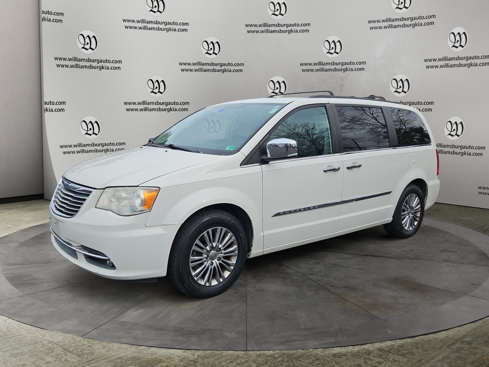 2013 Chrysler Town & Country Touring-L's photo