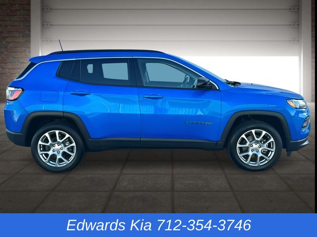 2022 Jeep Compass Latitude Lux photo 2
