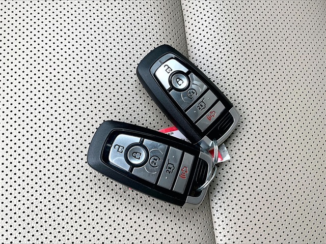 2020 Ford Escape SEL photo 9