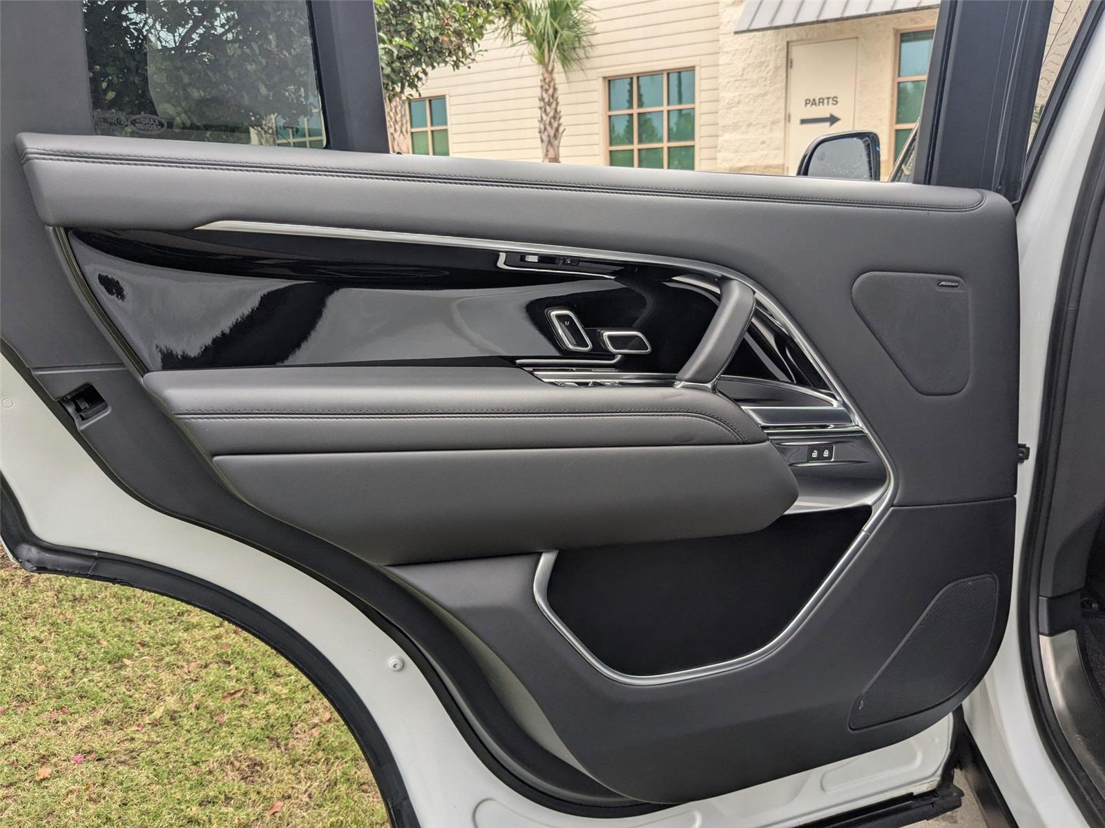 2023 Land Rover Range Rover SE photo 23