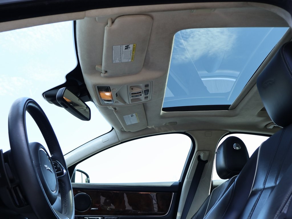 2014 Jaguar XJ Base photo 35