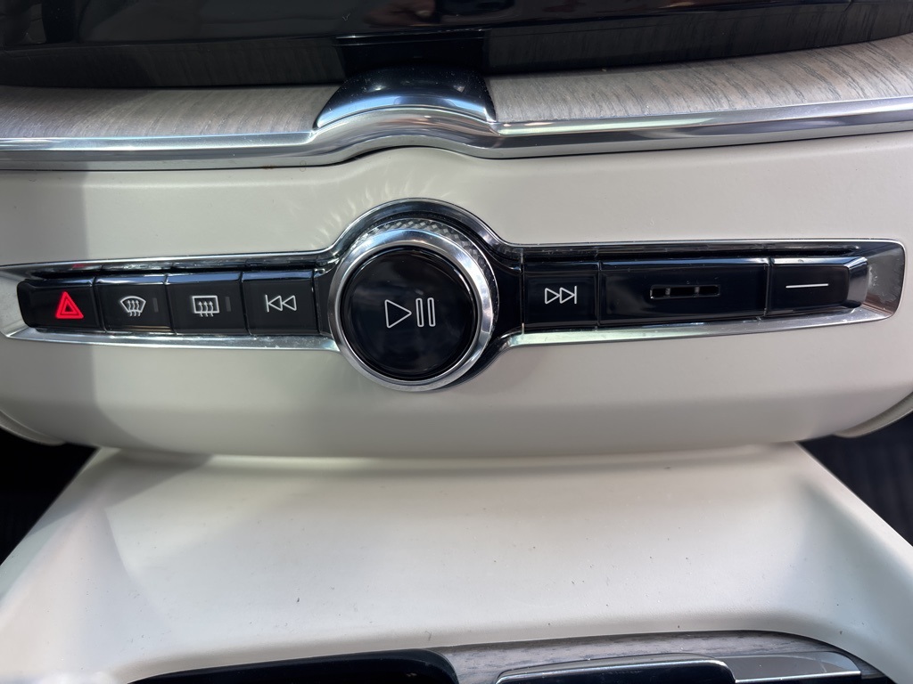 2022 Volvo XC60 B5 Inscription photo 31