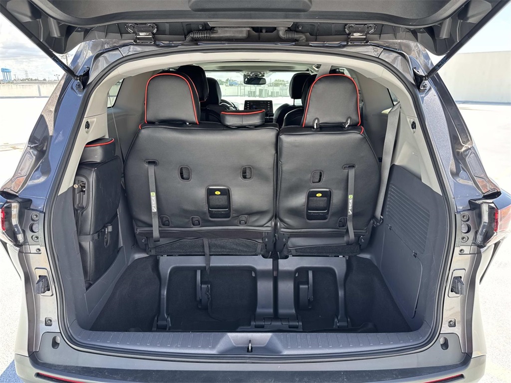 2024 Toyota Sienna LE photo 6