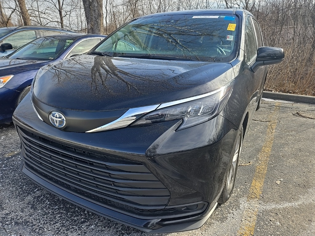 Used 2024 Toyota Sienna LE with VIN 5TDKRKEC8RS213429 for sale in Kansas City