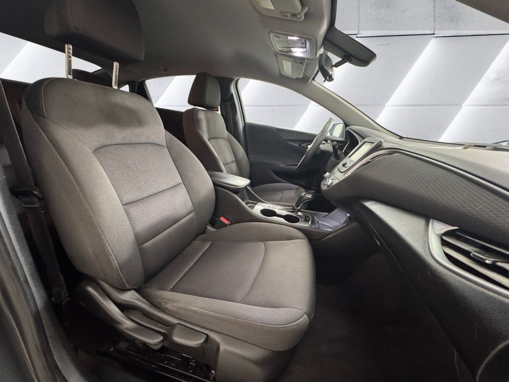 2018 Chevrolet Malibu photo 14