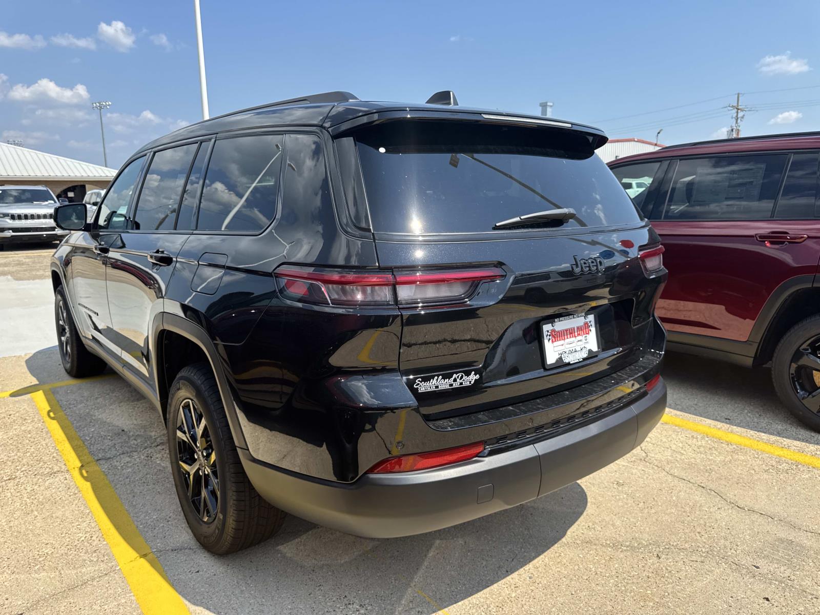 2025 Jeep Grand Cherokee Altitude photo 3