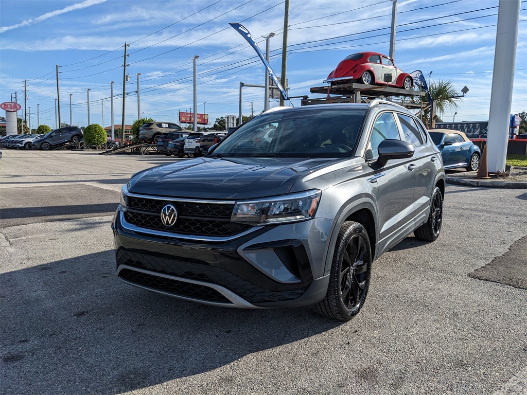 2022 Volkswagen Taos SE photo 2