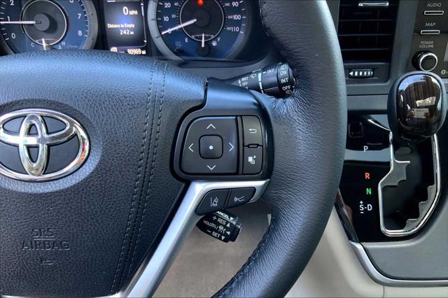 2020 Toyota Sienna XLE photo 22