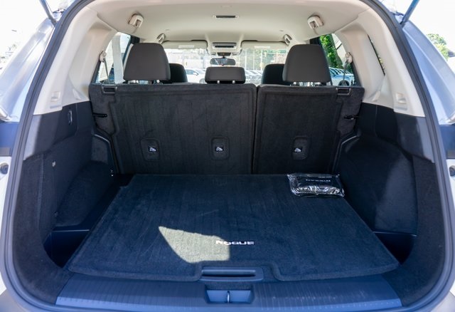 2022 Nissan Rogue SV photo 3