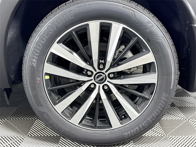 2025 Nissan Pathfinder Platinum photo 4