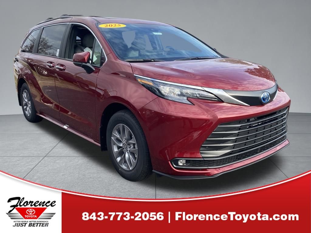 2025 Toyota Sienna XLE's photo