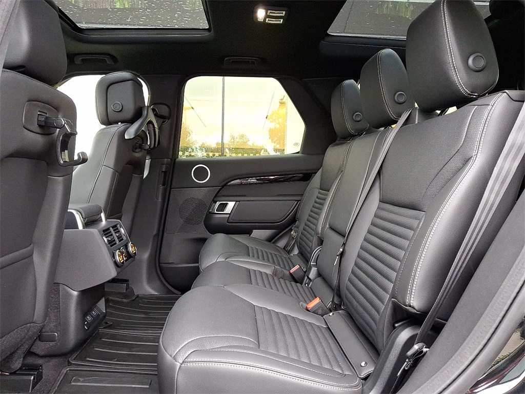 2025 Land Rover Discovery S photo 4