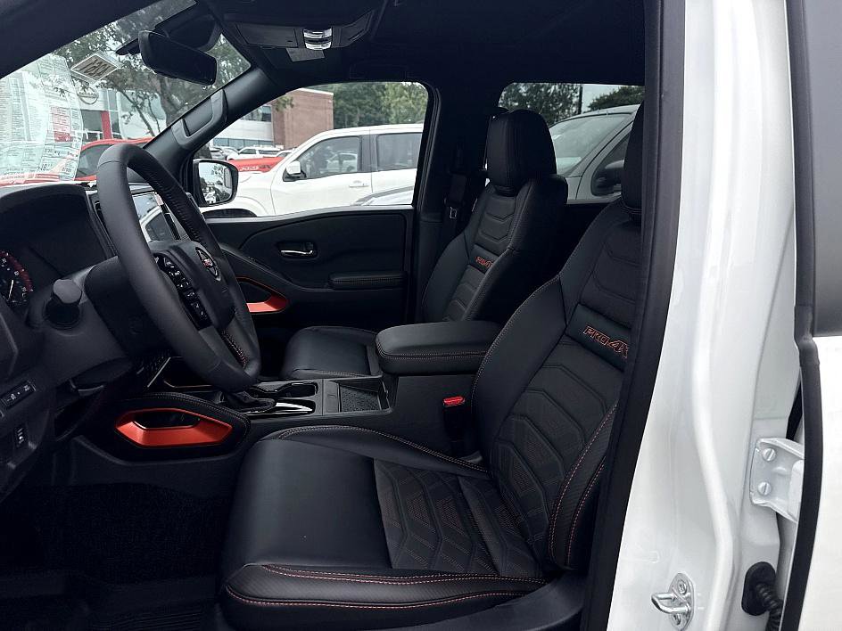 2025 Nissan Frontier PRO-4X photo 8