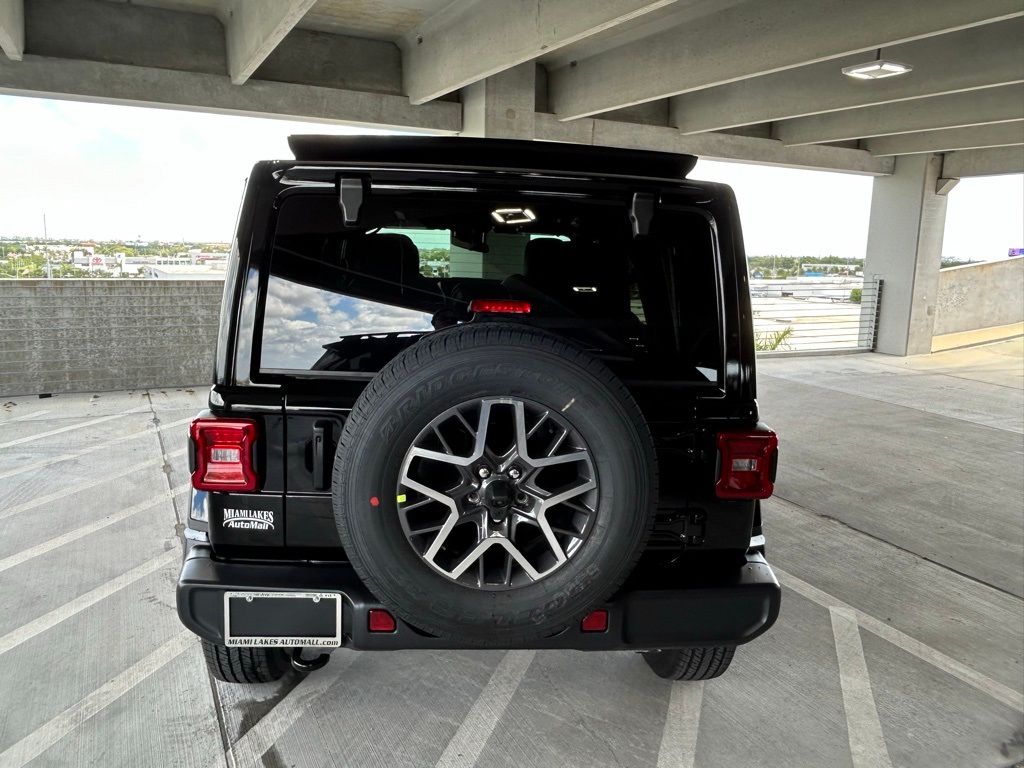 2024 Jeep Wrangler Sahara photo 4