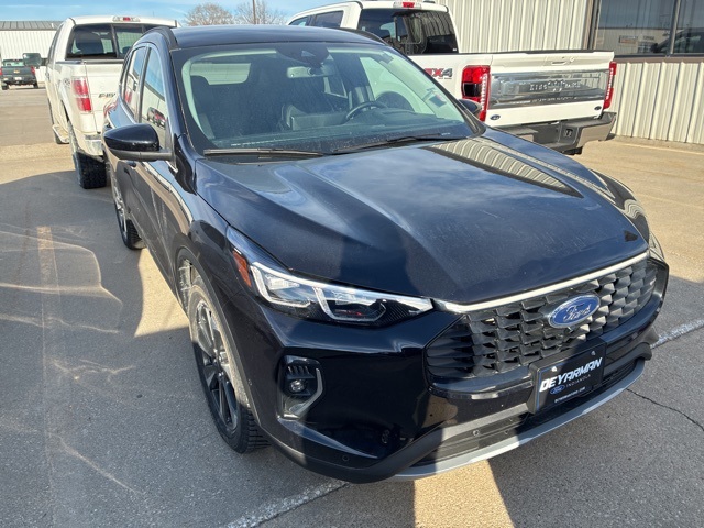 2023 Ford Escape Platinum's photo