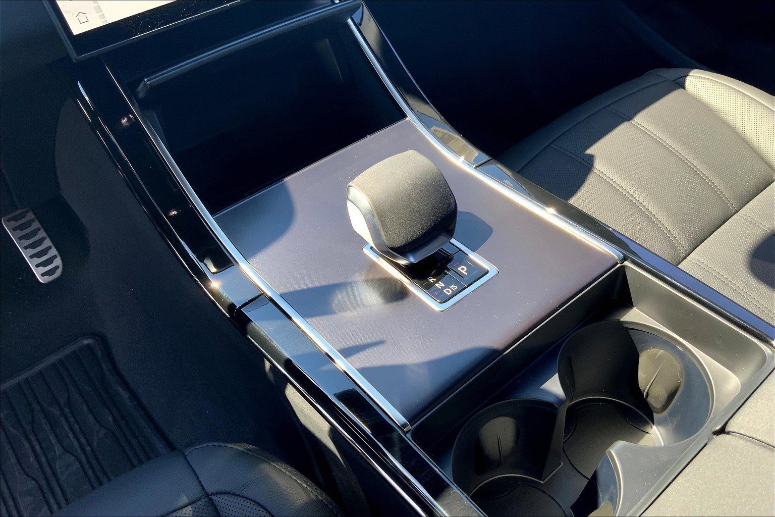 2026 Land Rover Range Rover Evoque Dynamic SE photo 2
