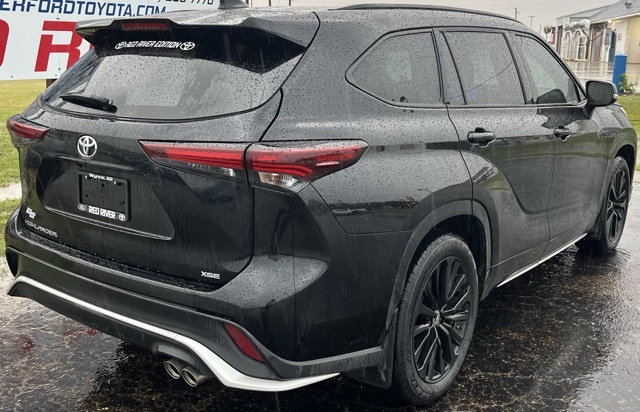 2024 Toyota Highlander LE photo 2