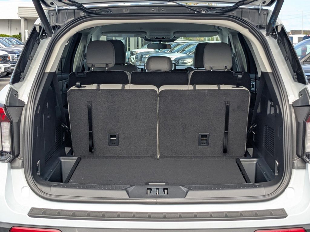 2025 Ford Explorer photo 13