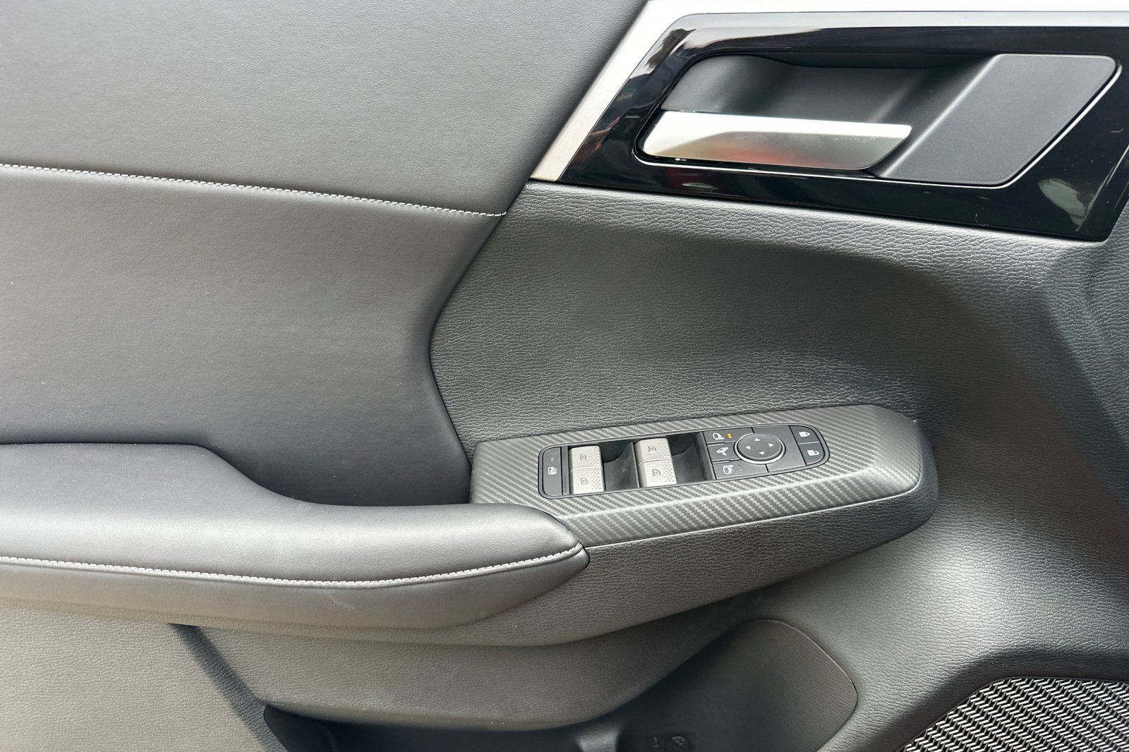 2025 Mitsubishi Outlander PHEV SE photo 10