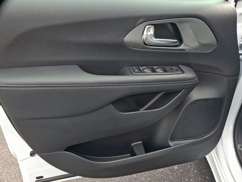 2026 Chrysler Voyager LX photo 9