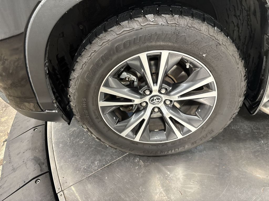 2017 Toyota Highlander LE photo 2