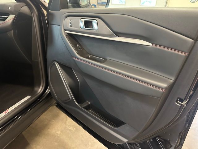 2025 Ford Explorer ST-Line photo 30