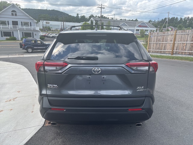 2020 Toyota RAV4 XLE photo 3