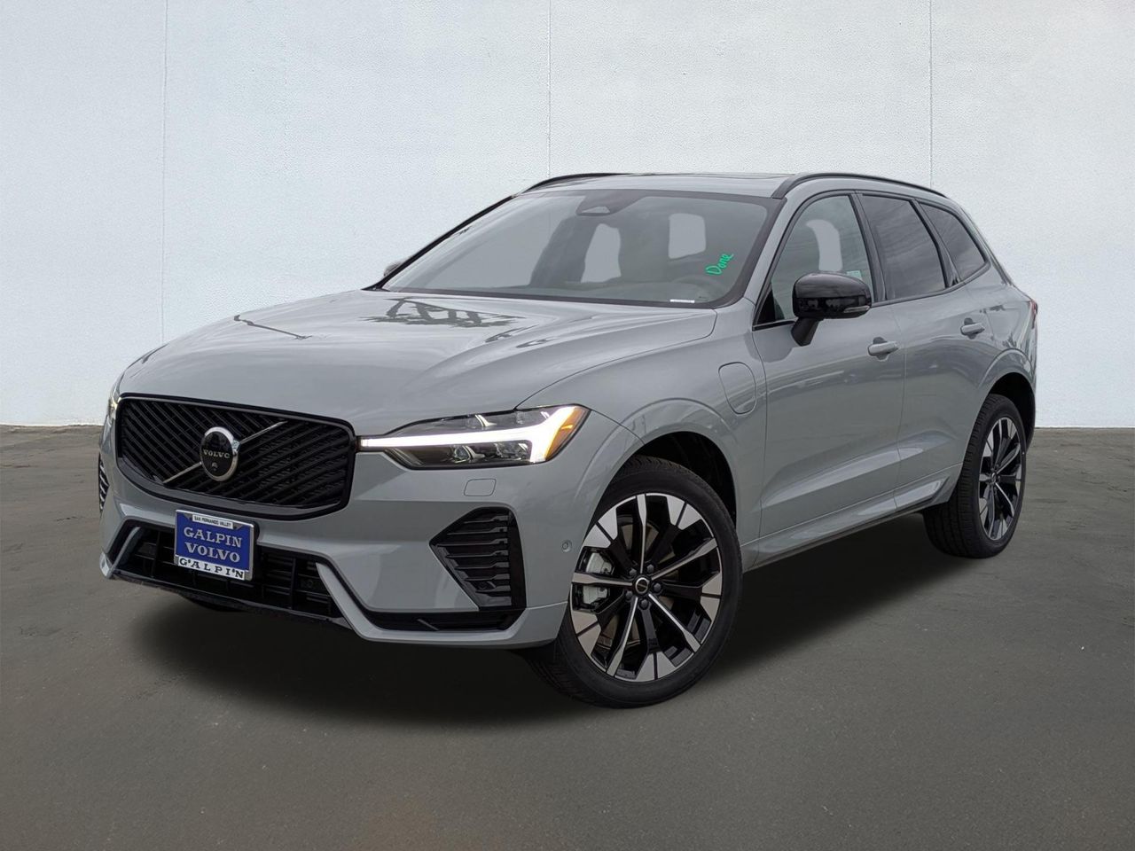 2026 Volvo XC60 Plus's photo