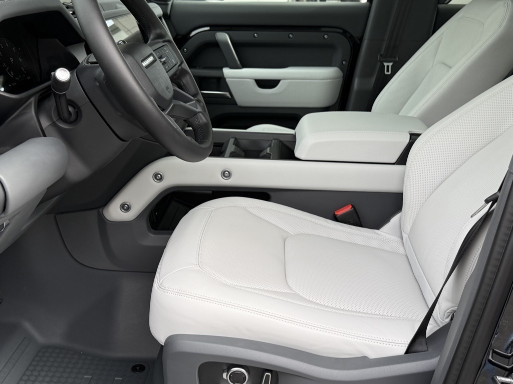2025 Land Rover Defender 130 S photo 12