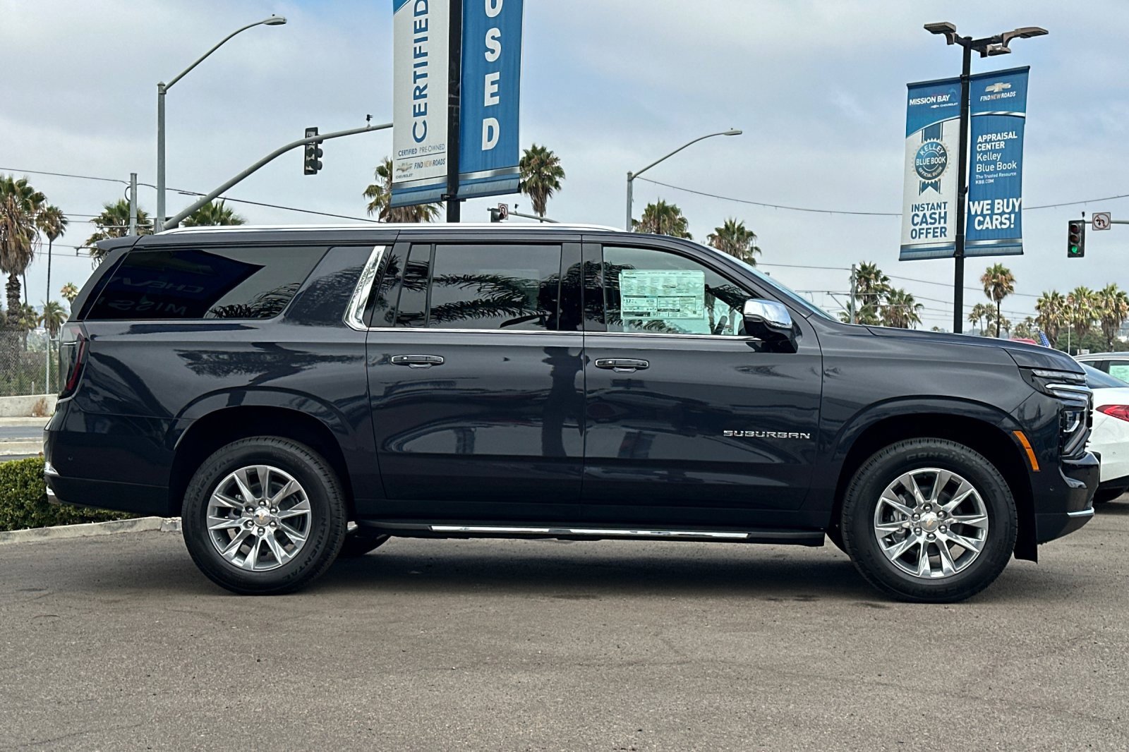 2025 Chevrolet Suburban Premier photo 3