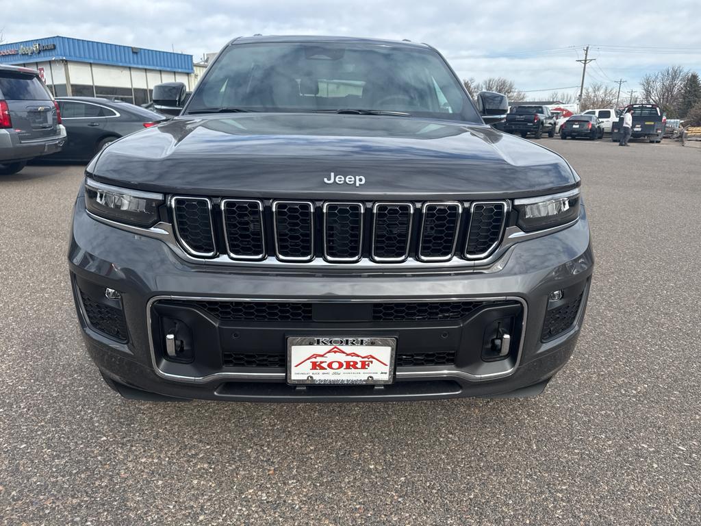 2025 Jeep Grand Cherokee Overland photo 3