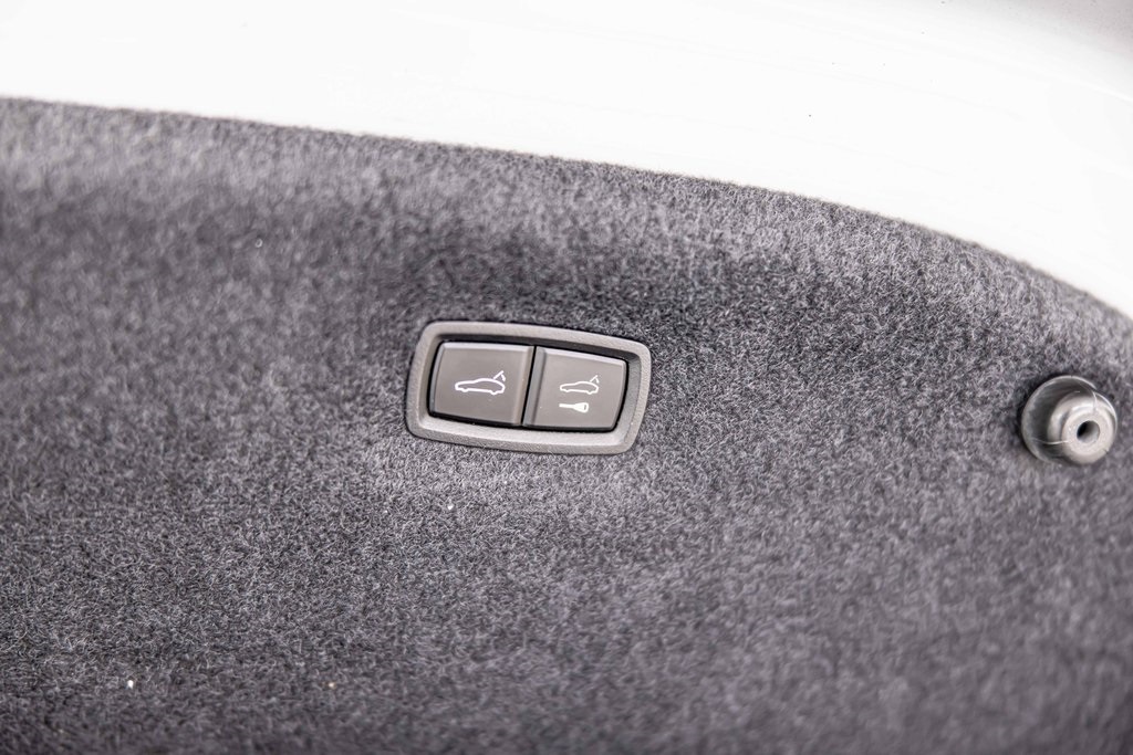 2020 PORSCHE TAYCAN - Image 19