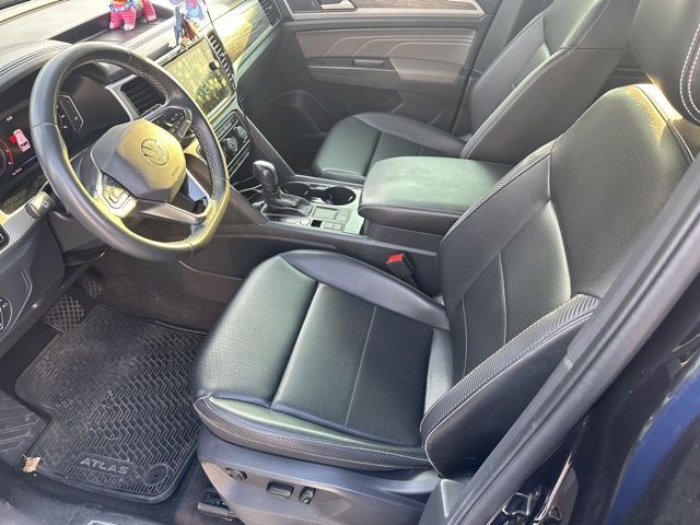 2022 Volkswagen Atlas Cross Sport V6 SE Technology photo 3