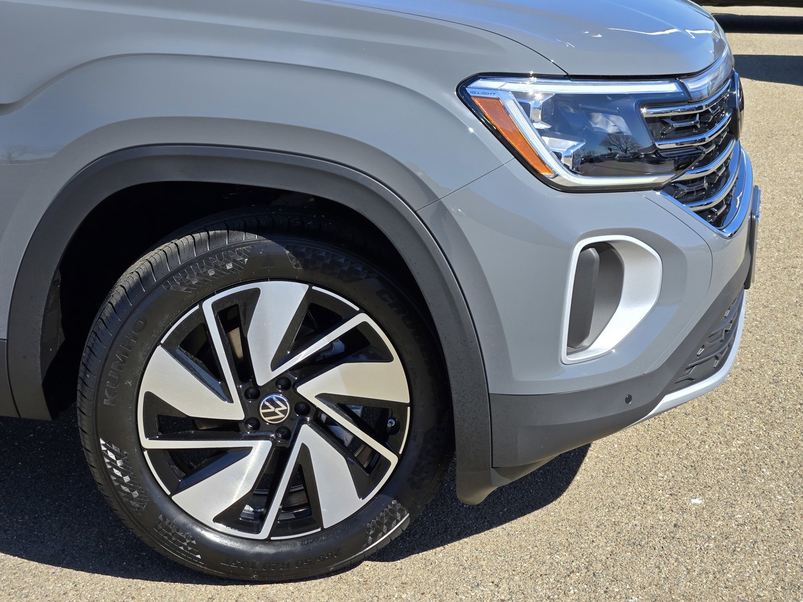 2025 Volkswagen Atlas SEL photo 3