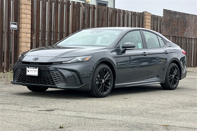 2025 Toyota Camry SE photo 8