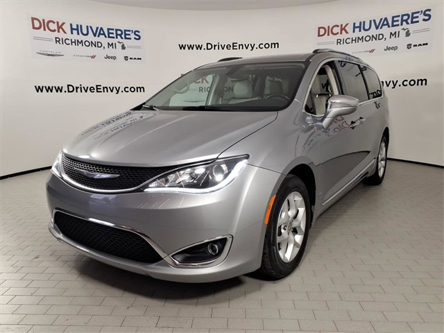 2020 Chrysler Pacifica Limited's photo