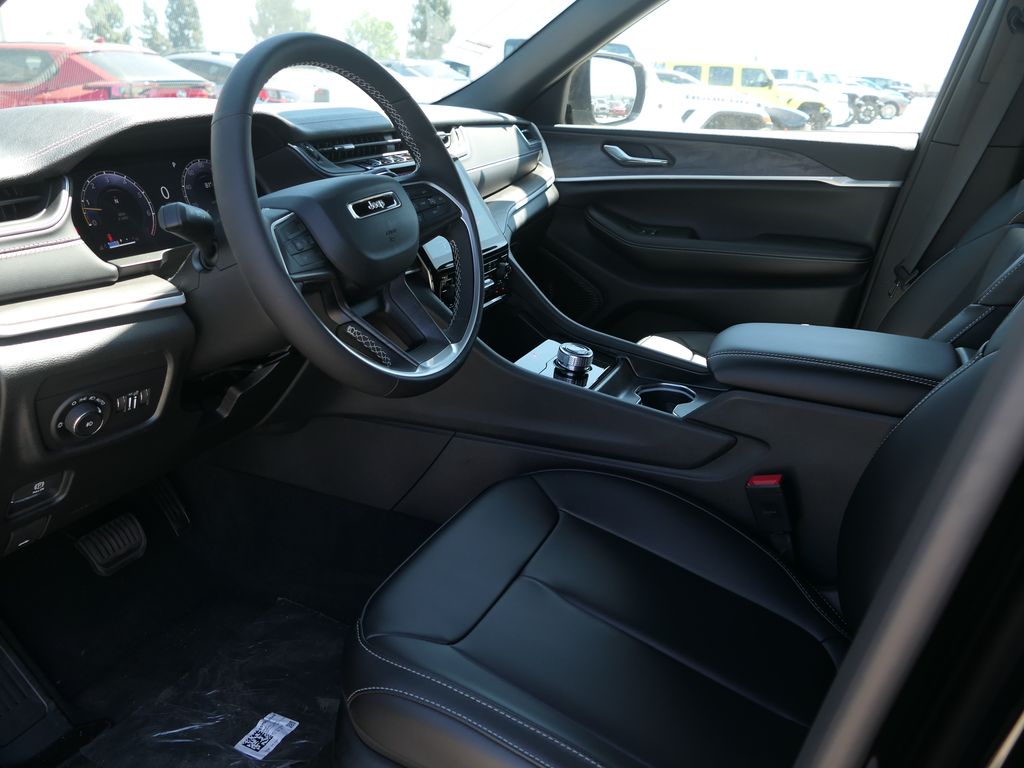 2025 Jeep Grand Cherokee Limited photo 4