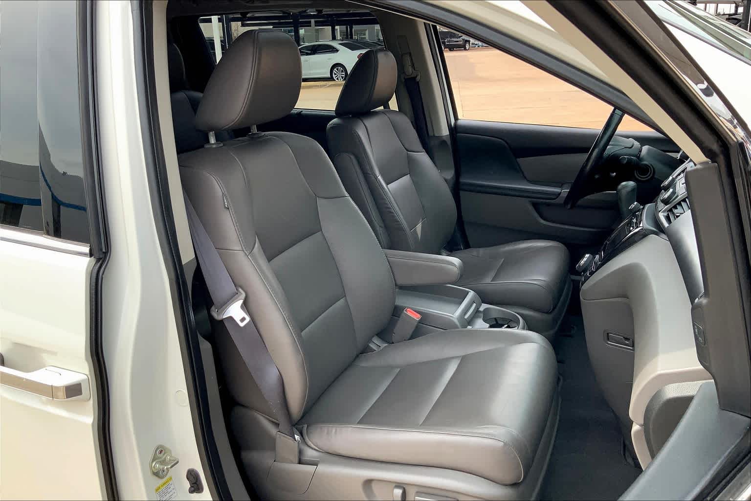 2015 Honda Odyssey Touring Elite photo 7