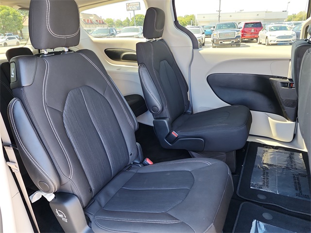 2022 Chrysler Voyager LX photo 17