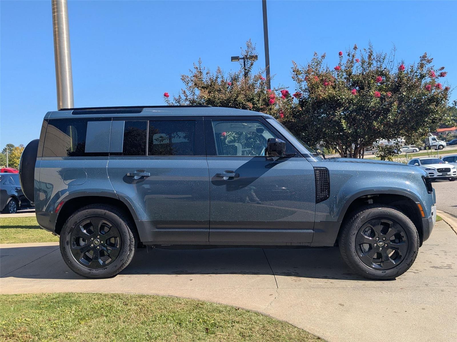 2025 Land Rover Defender 110 S photo 4