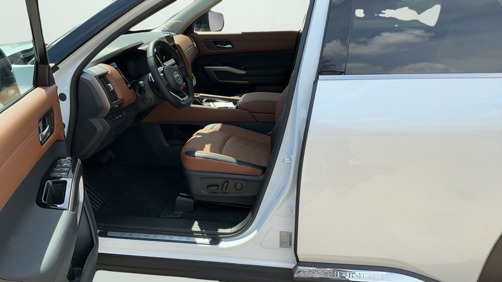 2025 Nissan Pathfinder Platinum photo 10
